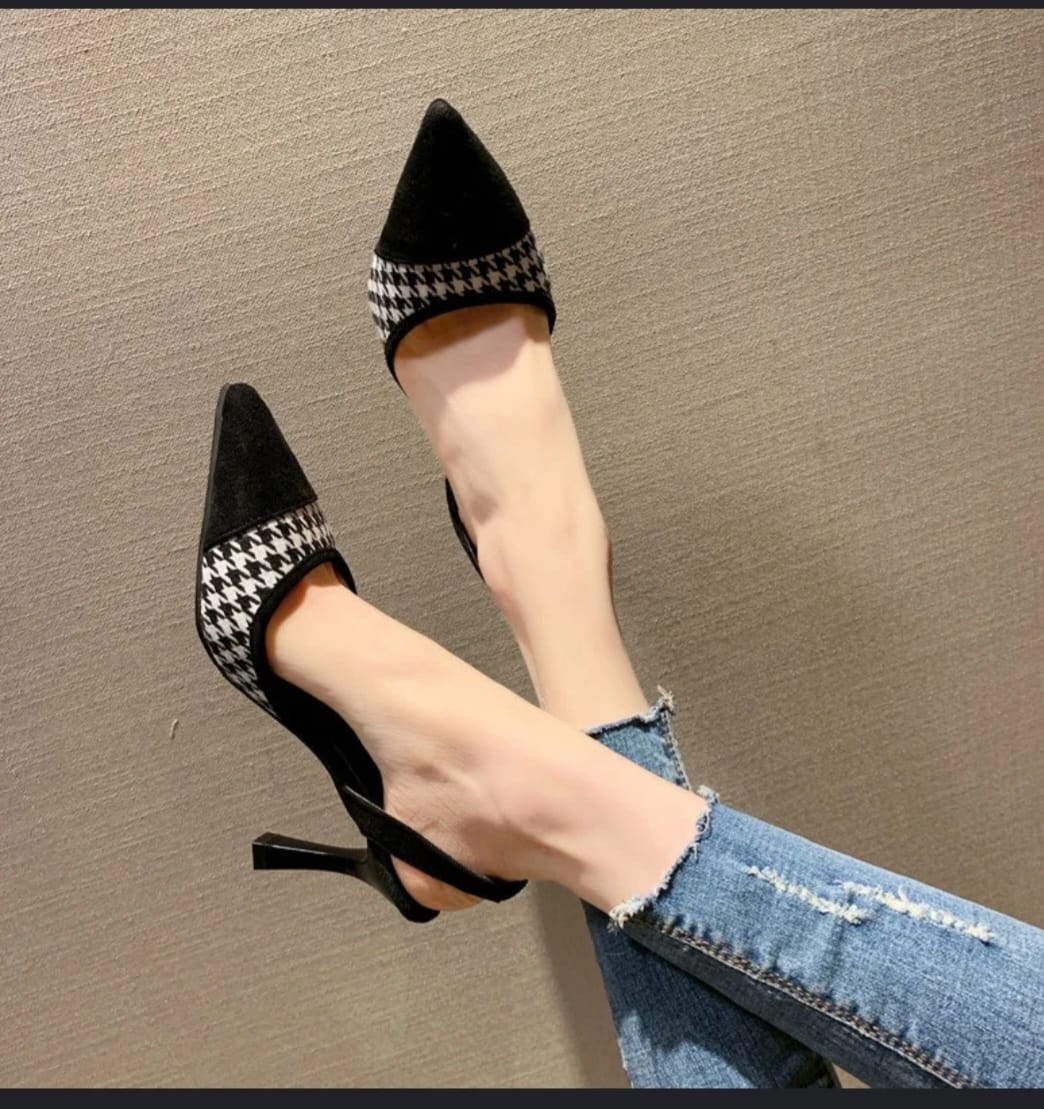 IELGY balck and white color sandle 3 2024-02-15 at 11.48.09 PM